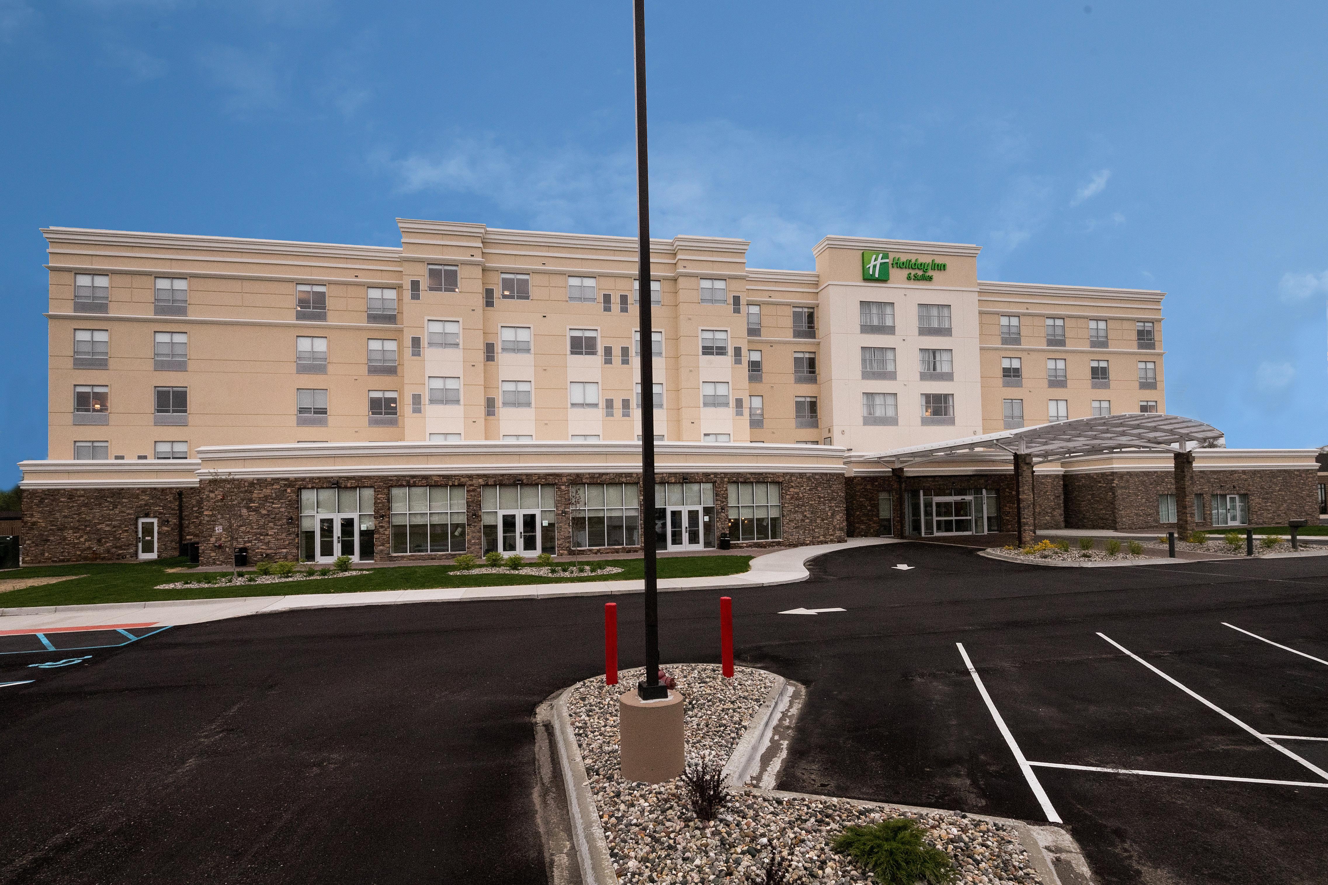 Holiday Inn Hotel & Suites - Mount Pleasant By Ihg Buitenkant foto